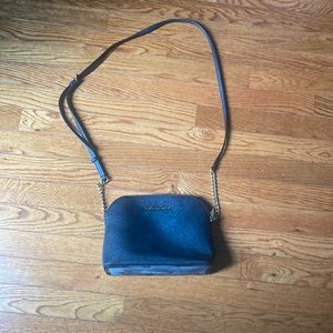 Beautiful Michael kors bag, perfect size. L- 9” H- 7” W- 3.5”. Good condition.